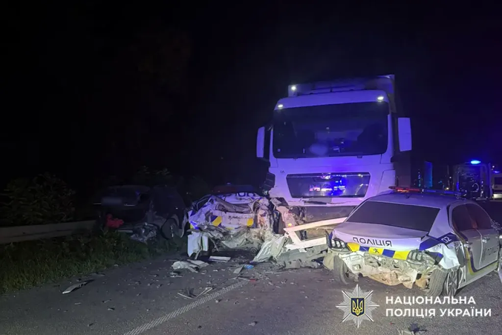 На Хмельниччині вантажівка врізалась у поліцейських під час оформлення ДТП