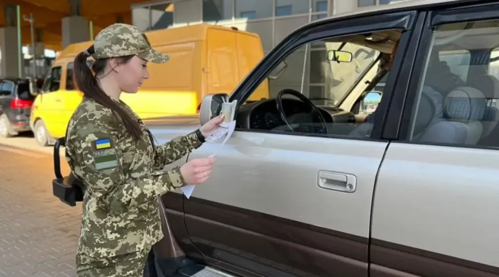 Молодих чоловіків 18-22 років почали розвертати на кордоні: причини відмов