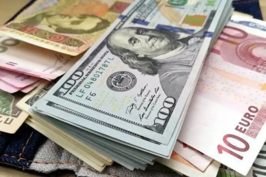 Курси валют на 1 вересня: долар і євро подорожчали, злотий стабільний