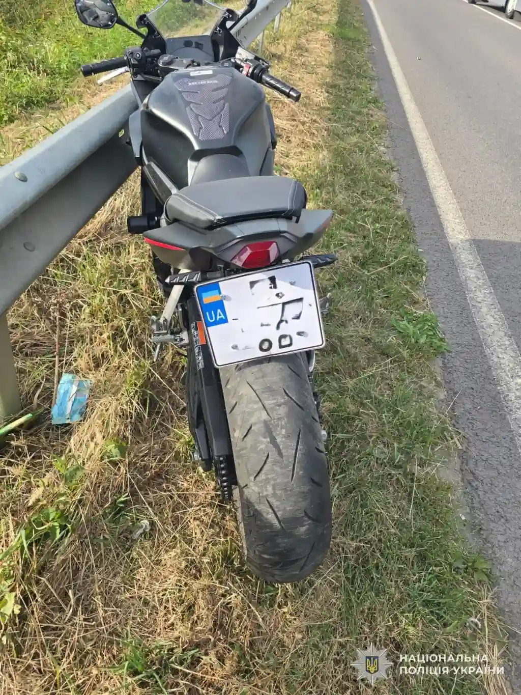 На Львівщині мотоцикліст врізався у відбійник і загинув на місці