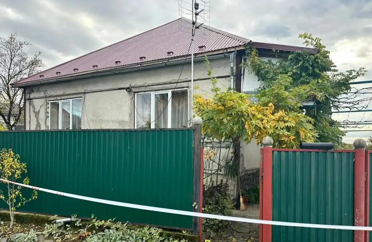 20-річний юнак жорстоко зарізав родича: криваві розбірки сколихнули все село – під парканом знайшли мертвого чоловіка (ФОТО)