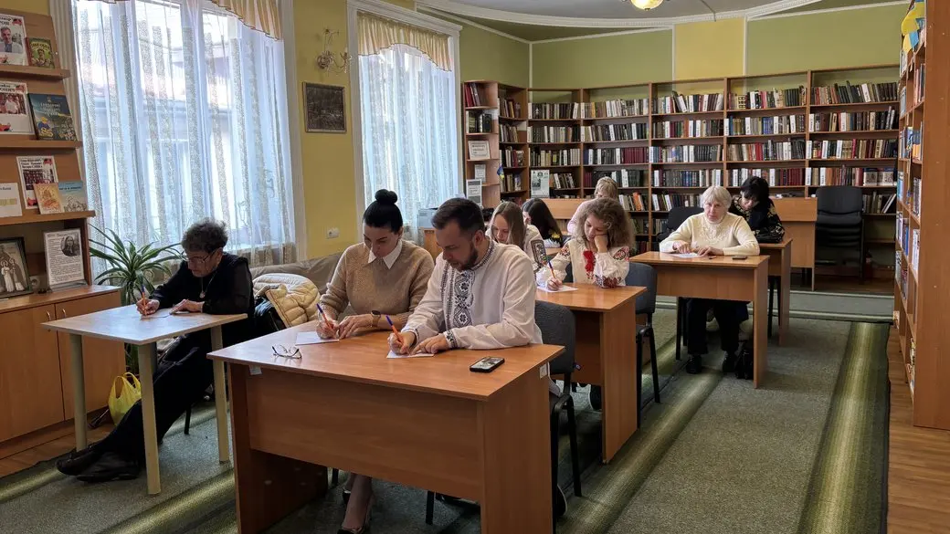 “Мова єднає”: у Хустській бібліотеці писали радіодиктант національної єдності
