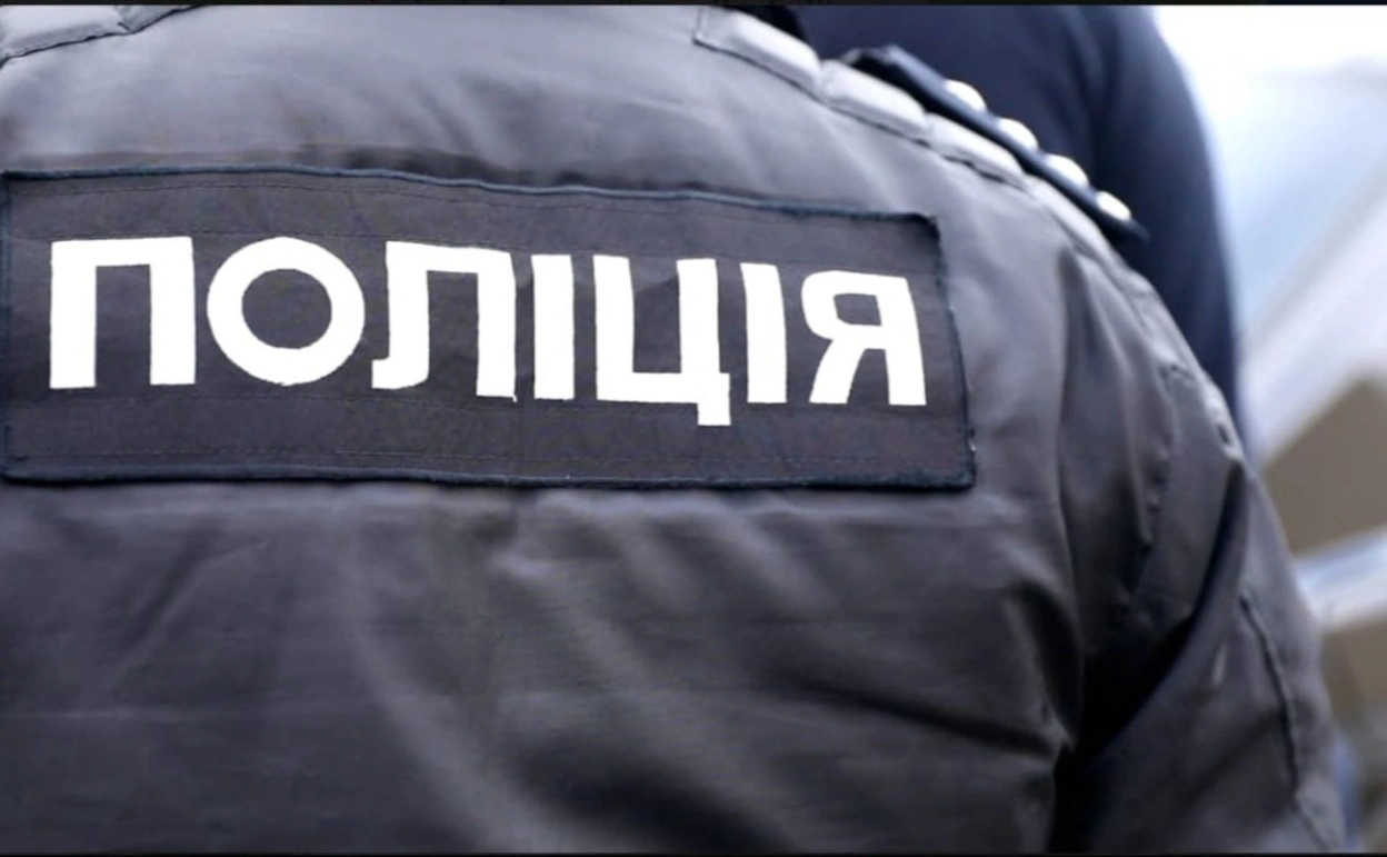 Жінка побила палицею поліцейського під час перевірки військово-облікових документів