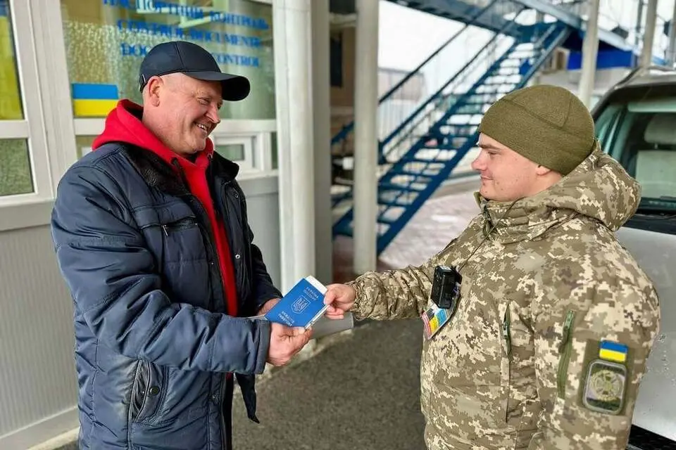 Пастка за кордоном: як ТЦК дістане ухилянтів і чому консульства відмовляють у паспортах — юристи б’ють на сполох