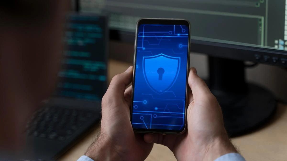 8 небезпечних додатків, якими ми користуємося щодня: шпигуни у смартфоні виходять на новий рівень – важливе попередження