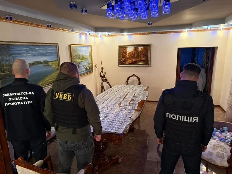 Діяла ціла “банда” – вилучили квадрокоптер, трекери, 5 авто, валюту й телефони: на Закарпатті пройшла успішна спецоперація