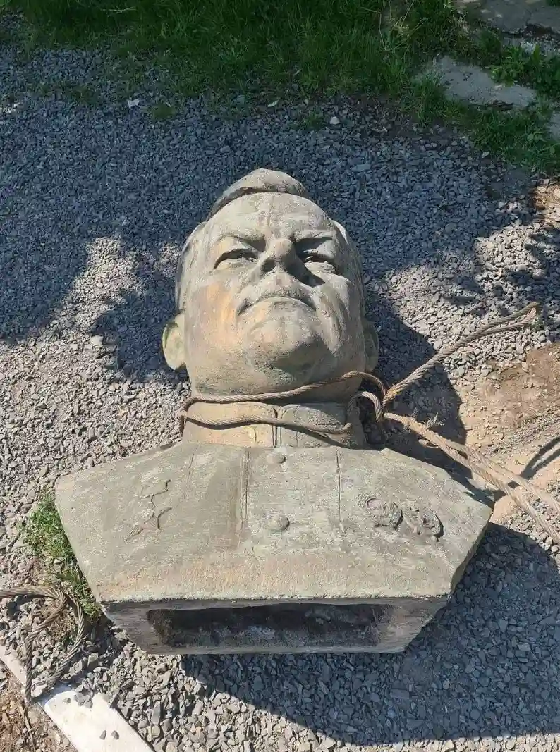 Залишається понад 50 пам’ятників та 5 вулиць: як Закарпаття позбувається радянського минулого і де процес сповільнився