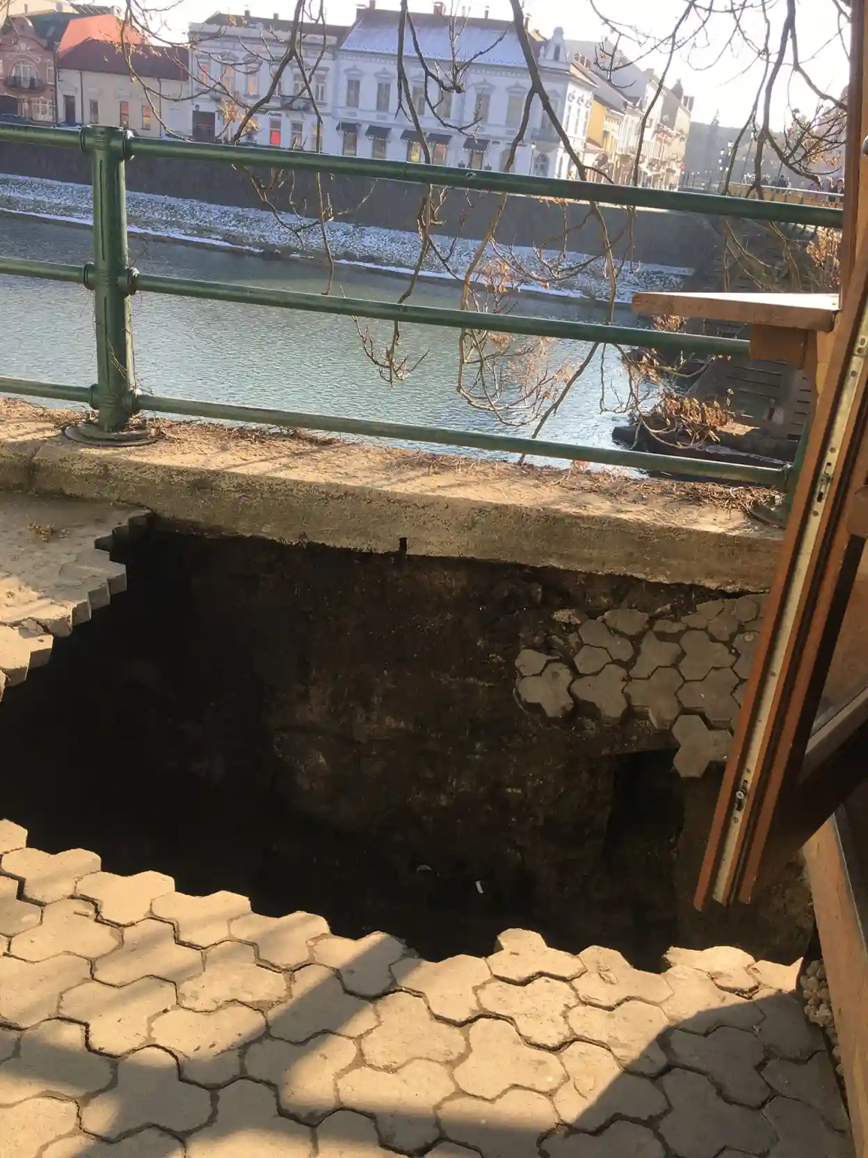 УВАГА! Ужгород провалюється: Що за таємниця відкрилась на одній з вулиць в історичній частині міста?
