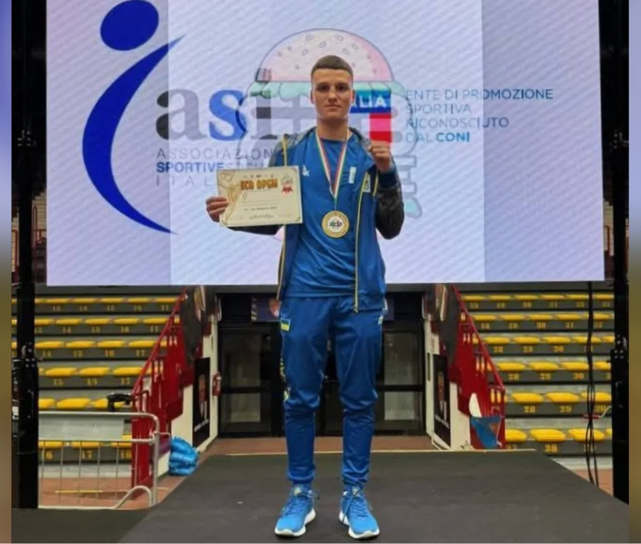Тренується шість днів на тиждень і у 16 років став чемпіоном світу: історія мукачівського боксера Ростислава Трусова