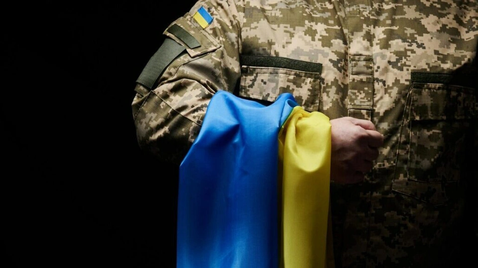 Під мостом було виявлено чоловіка у військовій формі: на жаль врятувати його не змогли
