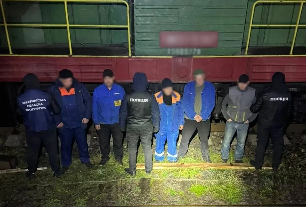 Поліція викрила “паливну мафію” Укрзалізниці: на Закарпатті тоннами “зливали” державний дизель