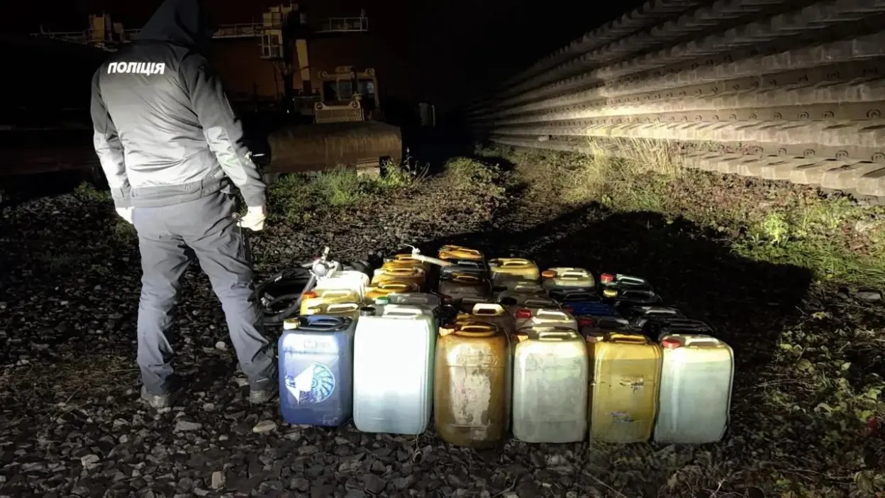 Поліція викрила “паливну мафію” Укрзалізниці: на Закарпатті тоннами “зливали” державний дизель