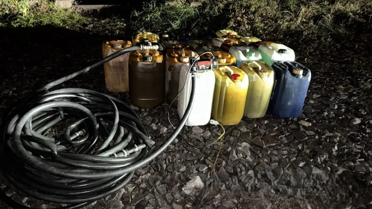 Поліція викрила “паливну мафію” Укрзалізниці: на Закарпатті тоннами “зливали” державний дизель