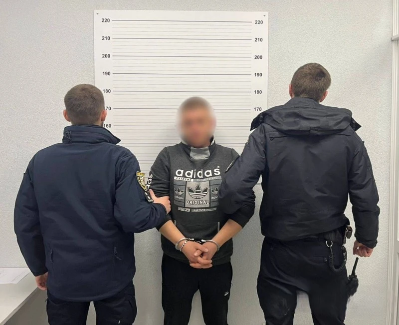 В Ужгороді чоловік до напівсмерті побив охоронця магазину: нічний інцидент ледь не став трагедією