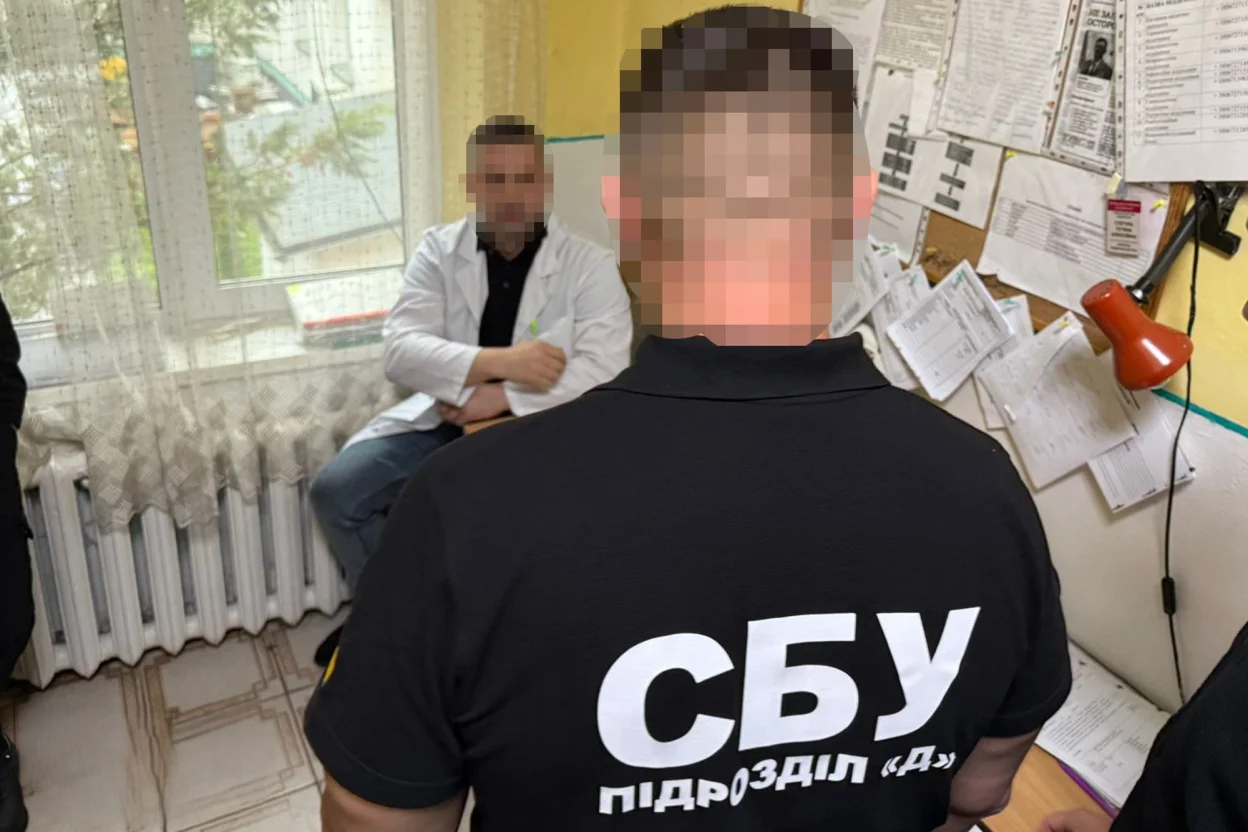 Завідувач травматології Тячівської лікарні оштрафований на 17 тис. грн за хабар у 1000 доларів