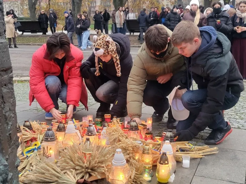 Біля монументу «Свіча пам’яті» в Ужгороді відбувся меморіальний захід