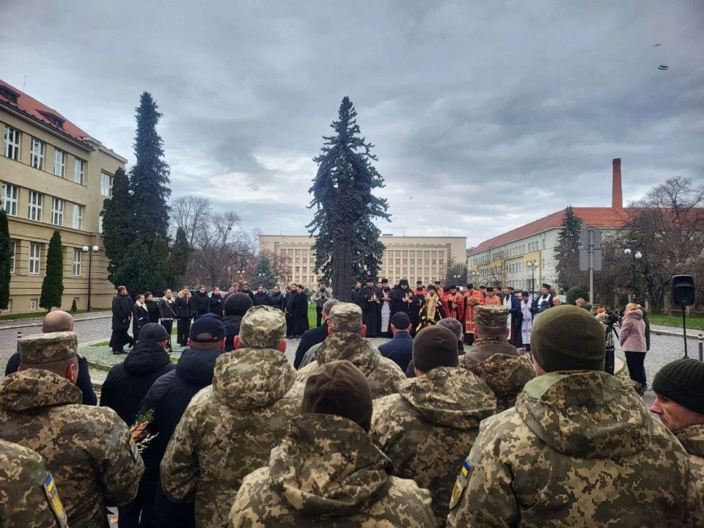 Біля монументу «Свіча пам’яті» в Ужгороді відбувся меморіальний захід