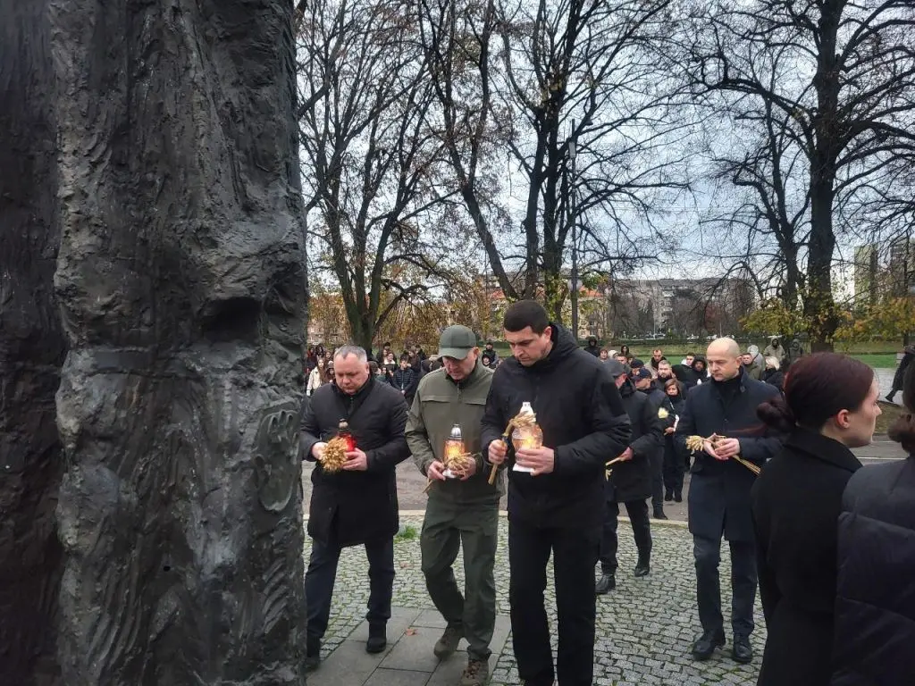 Біля монументу «Свіча пам’яті» в Ужгороді відбувся меморіальний захід