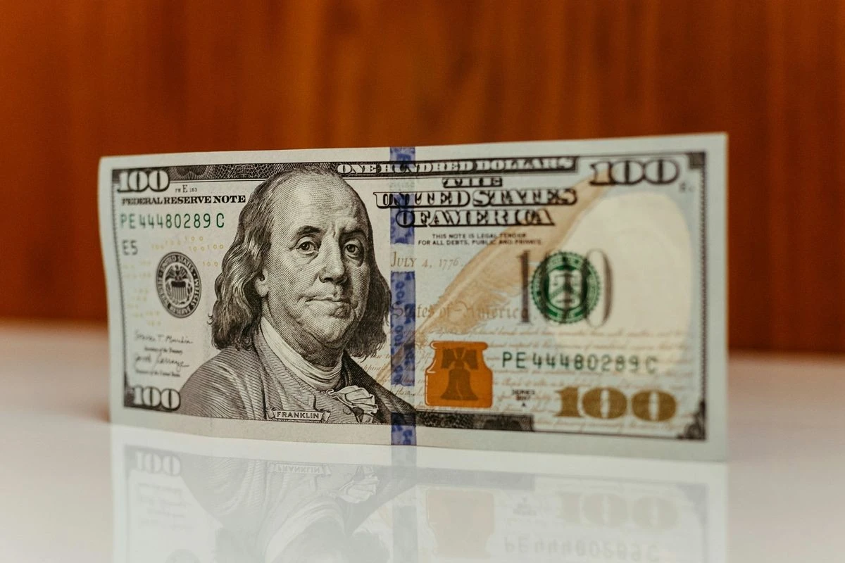 Скільки коштуватимуть 100 доларів до 7 грудня: несподіваний прогноз банкіра