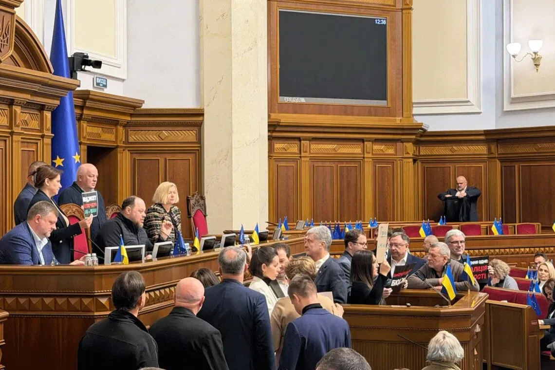 Порошенко зібрав 100 нардепів проти Свириденко: “ЄС” знову паралізувала Раду – засідання зірвали акцією протесту