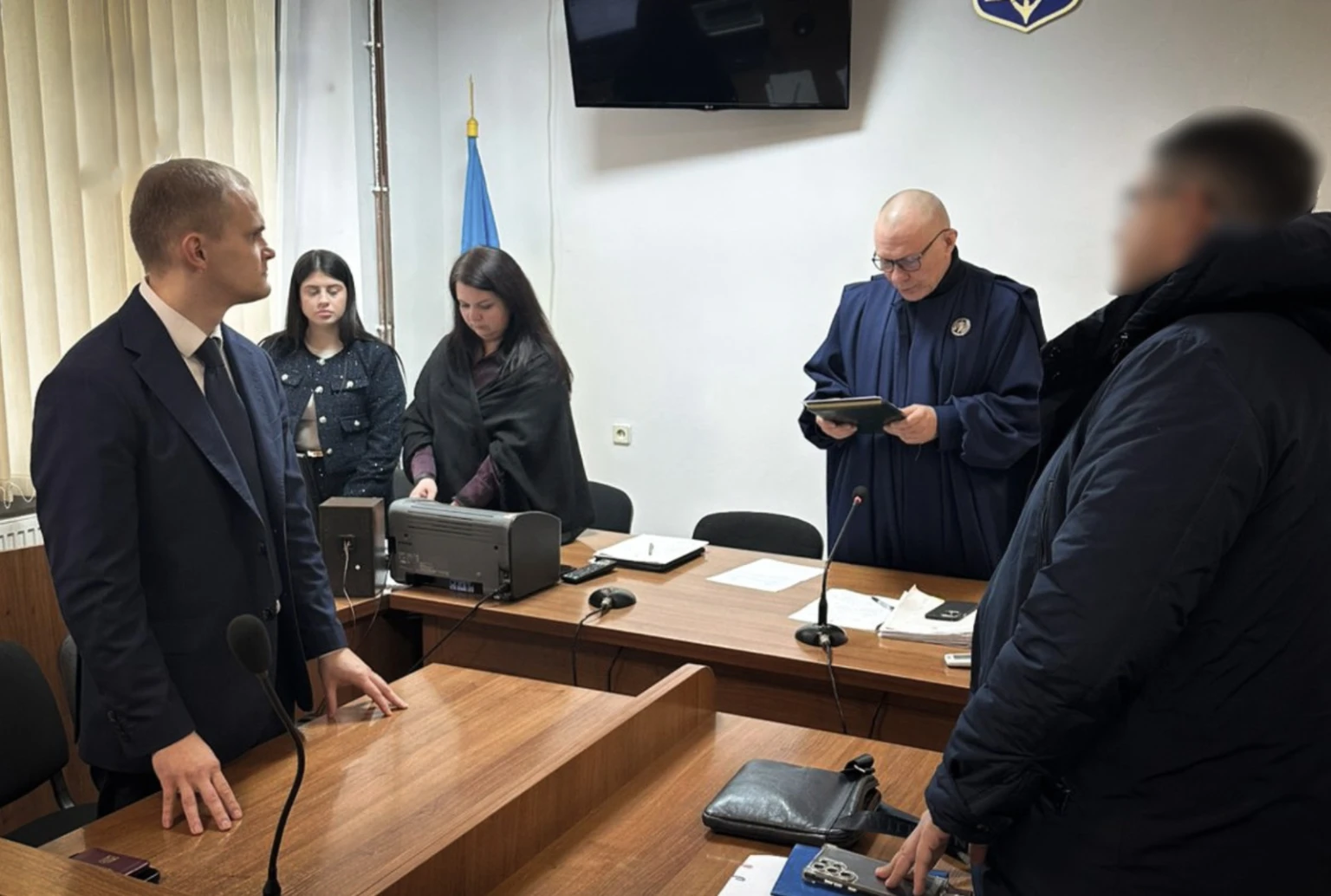 В Ужгороді рецидивіста засудили до 9,5 років ув’язнення за грабіж і онлайн-шахрайство