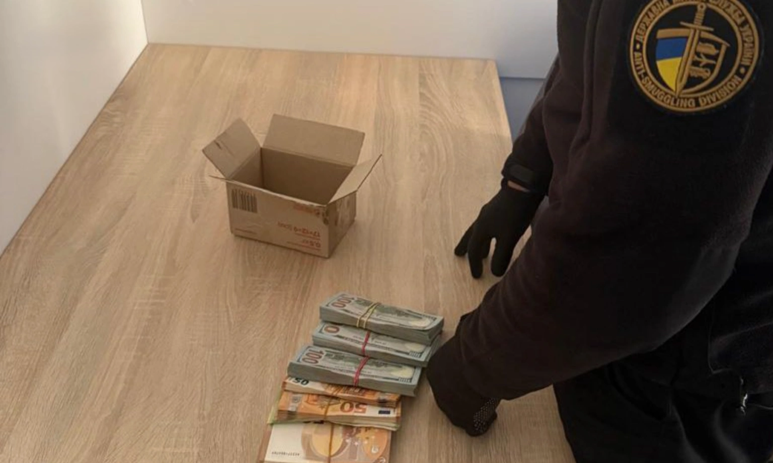 Майже два мільйони в коробці: на Львівщині митники вилучили незадекларовану готівку