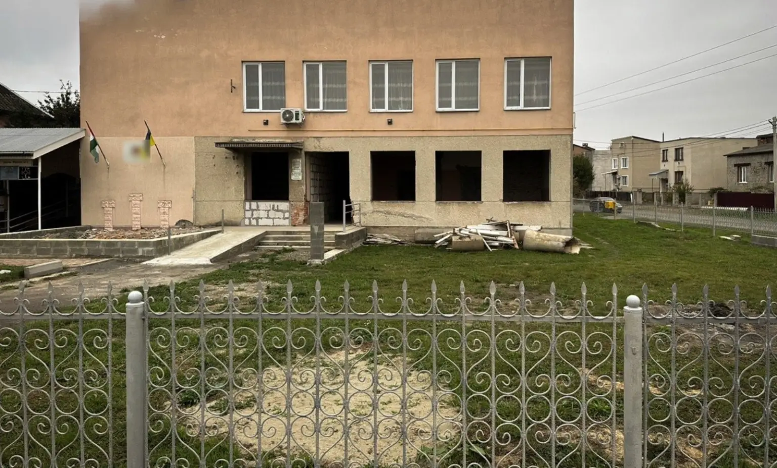 Майже 2 мільйони за «руїни»: на Закарпатті викрили схему з купівлею будівлі під ЦНАП