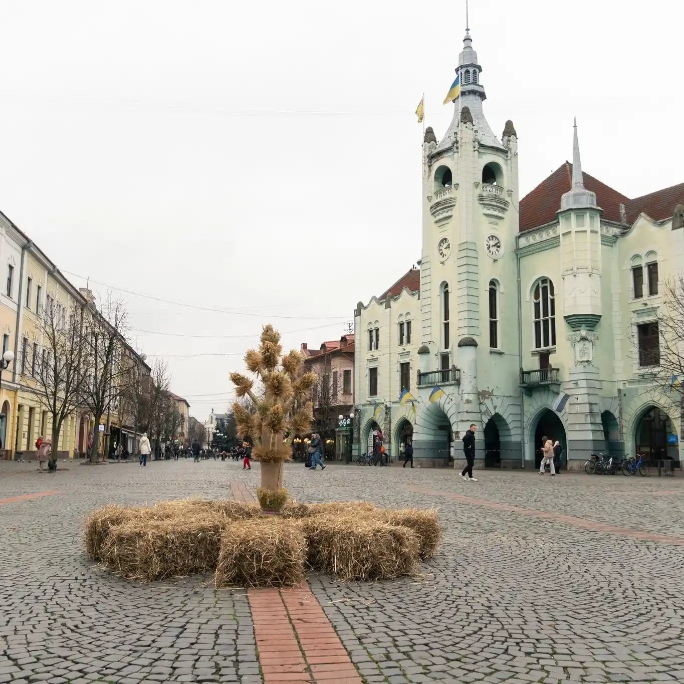 У Мукачеві поруч з різдвяною ялинкою встановили дідух