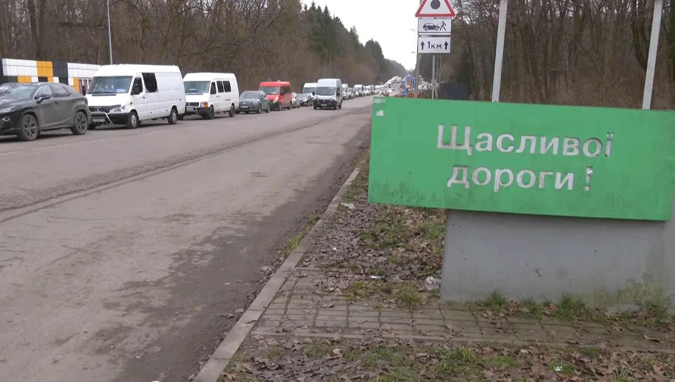 Оформили понад 75 тисяч людей за добу: яка ситуація у пунктах пропуску на Львівщині