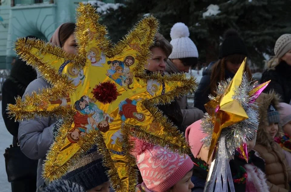 Різдвяні колядки в серці Мукачева зібрали кошти для українських військових