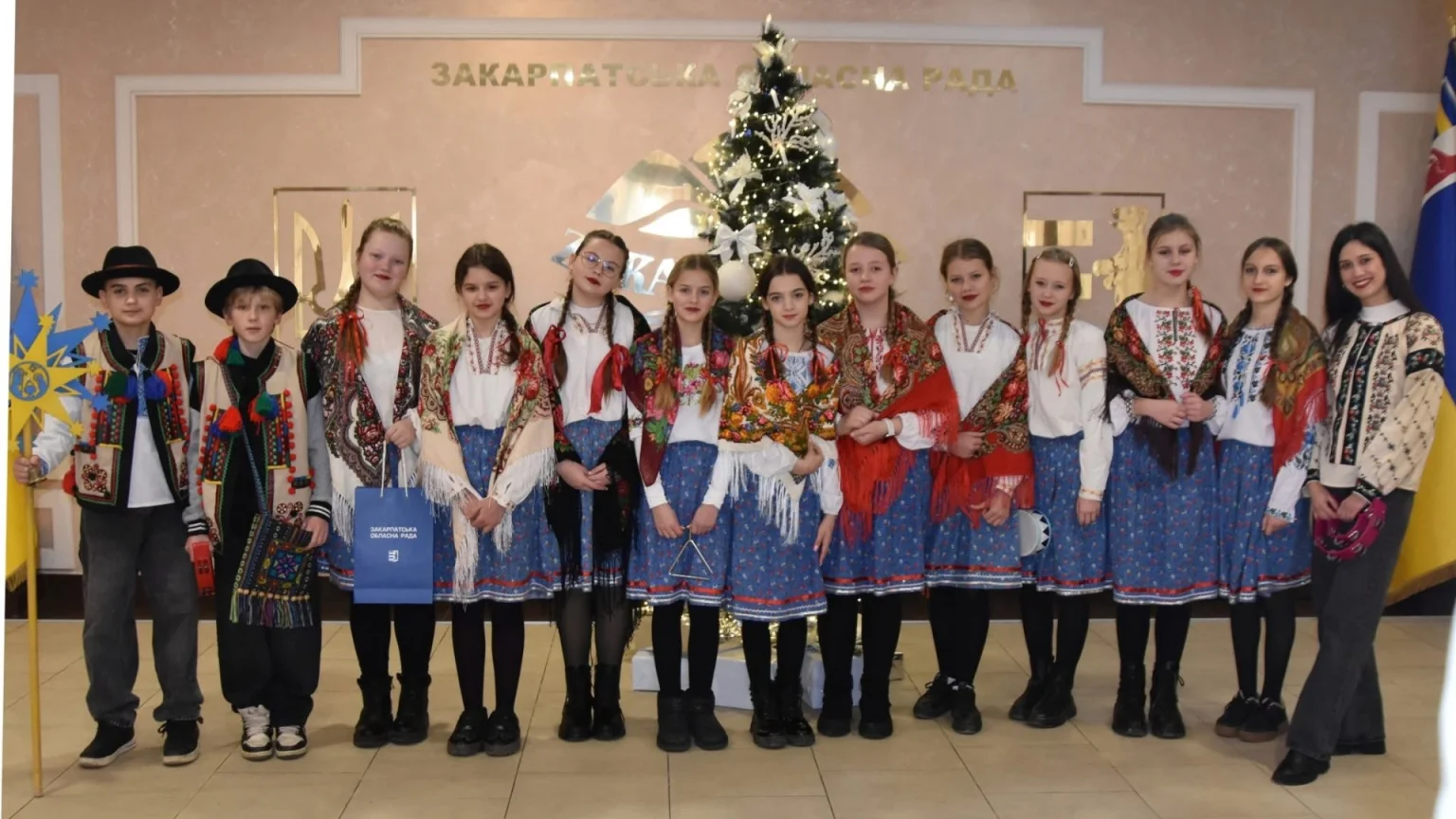 Різдвяна коляда у стінах облради: школярі з Перечина подарували святковий настрій