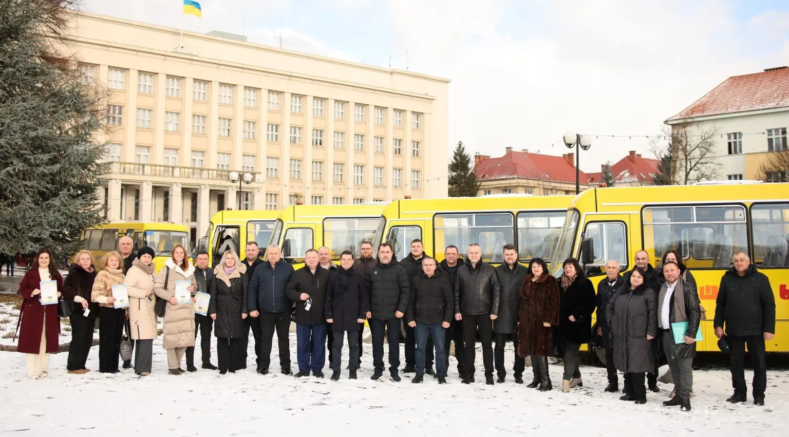 Дорога до школи стане ближчою: гірські громади Закарпаття отримали нові автобуси