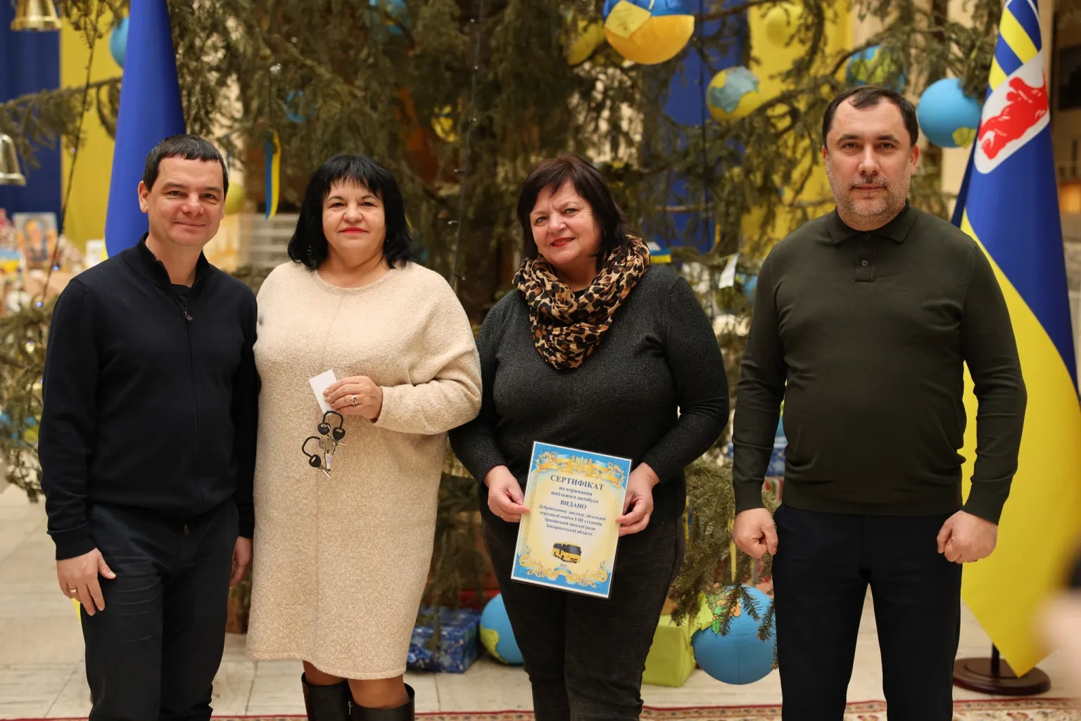 Дорога до школи стане ближчою: гірські громади Закарпаття отримали нові автобуси