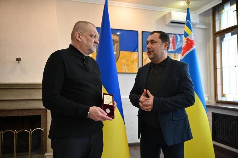 Дві професії – одна відданість: у Закарпатті відзначили митця і медика