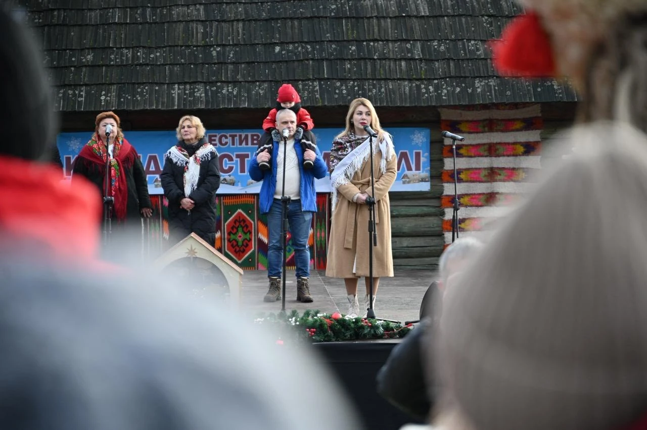 Різдвяна хода і жива традиція: в Ужгороді розпочалися «Коляди в старому селі»