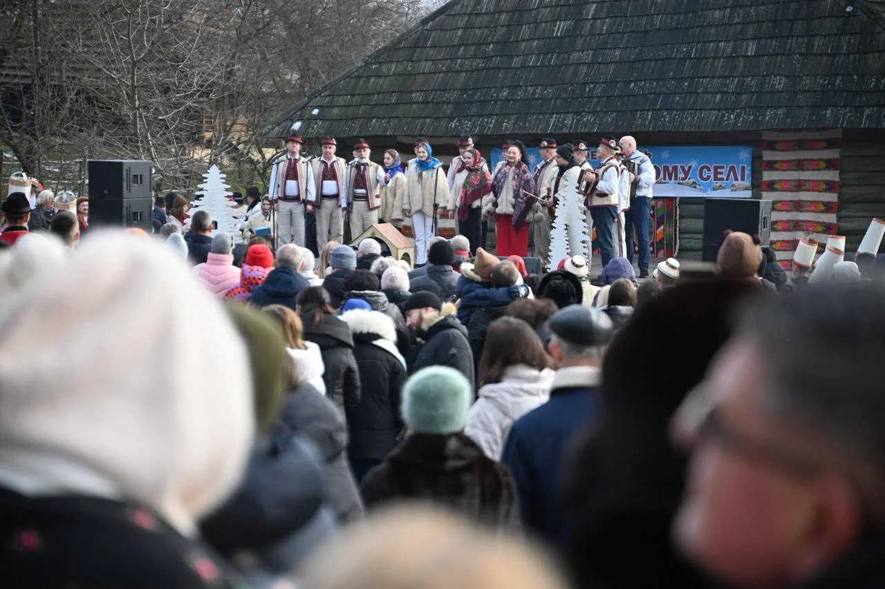 Різдвяна хода і жива традиція: в Ужгороді розпочалися «Коляди в старому селі»