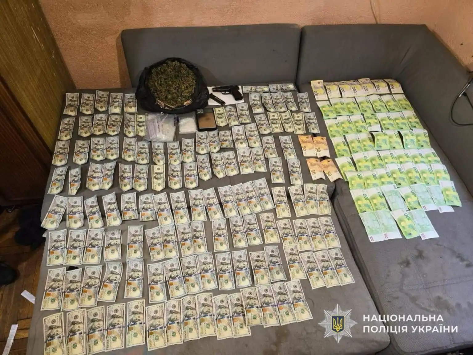 Пів мільйона на місяць: на Закарпатті завершили розслідування справи наркоугруповання
