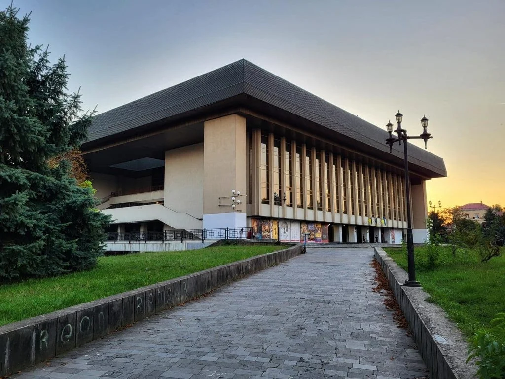 Комедія за лаштунками кіно: у закарпатському театрі готують сміливу прем’єру