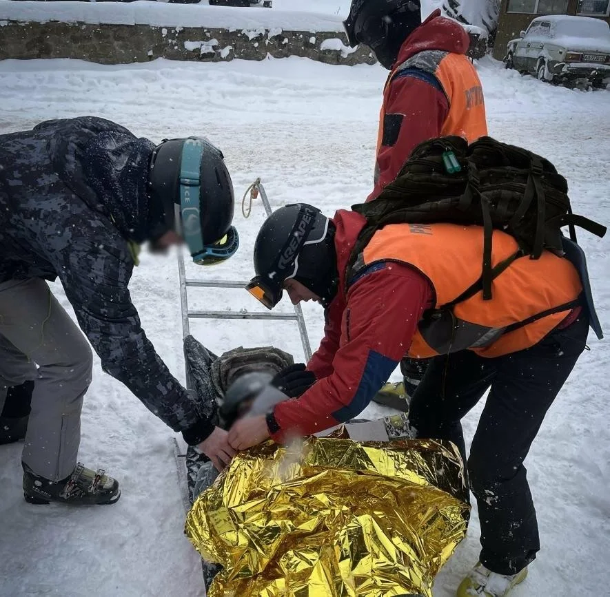 Травма на схилі: на Ужгородщині рятувальники зняли зі траси сноубордиста