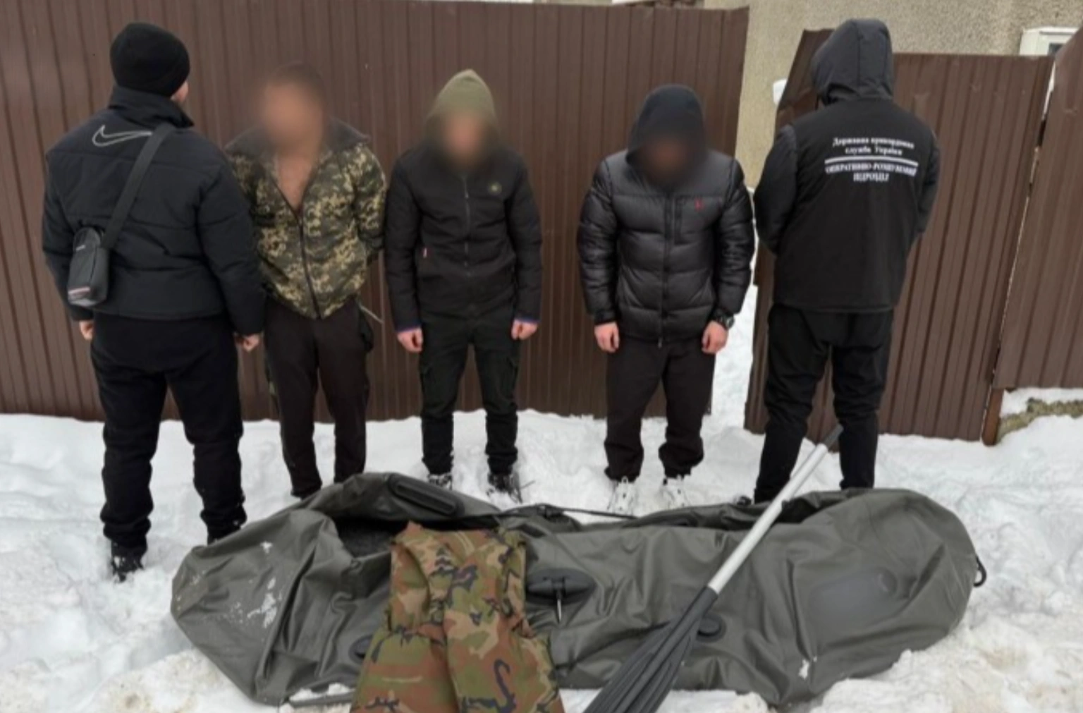 Криптоперекази й човен через річку: на Закарпатті викрили дві схеми переправлення чоловіків до Угорщини
