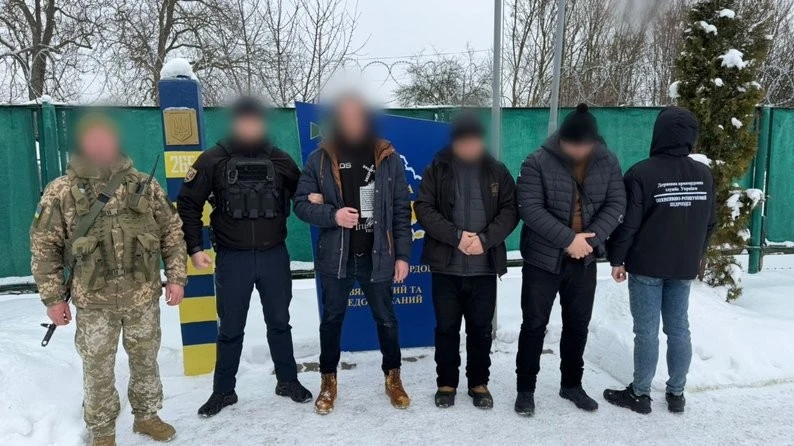 Криптоперекази й човен через річку: на Закарпатті викрили дві схеми переправлення чоловіків до Угорщини