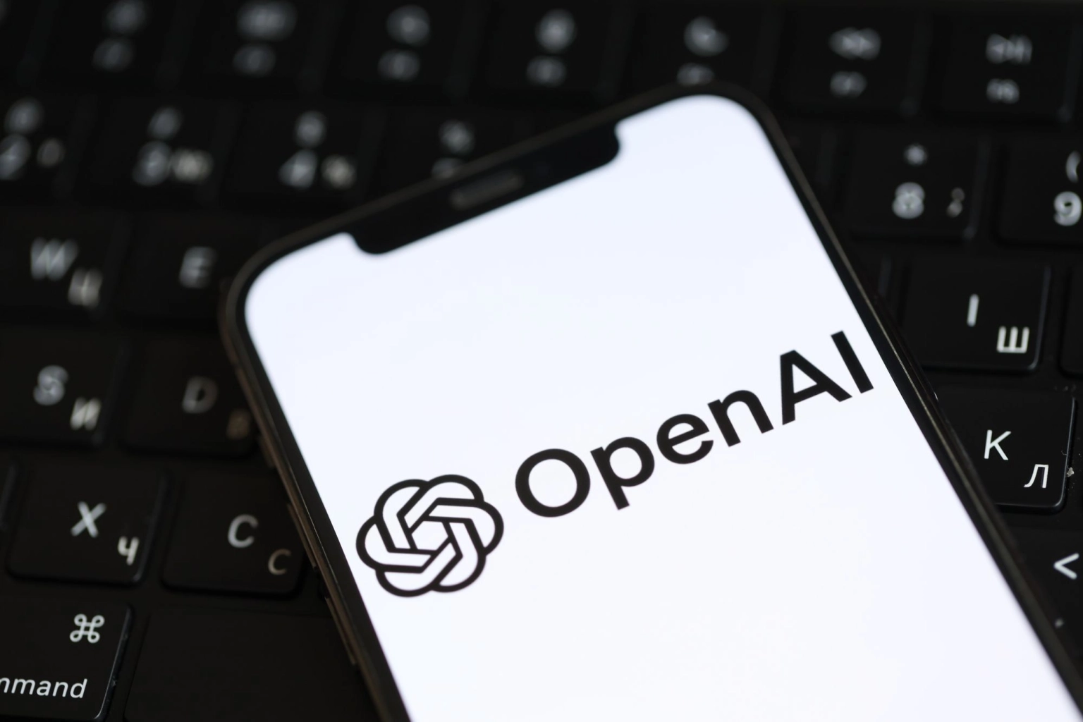 Штучний інтелект замість паспорта: OpenAI навчить ChatGPT розпізнавати вік користувачів