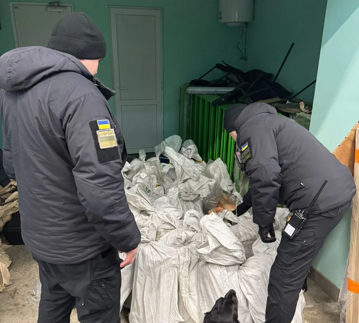 Скарб у мішках з-під цементу: на кордоні з Румунією затримали вантаж металів на 10 мільйонів гривень