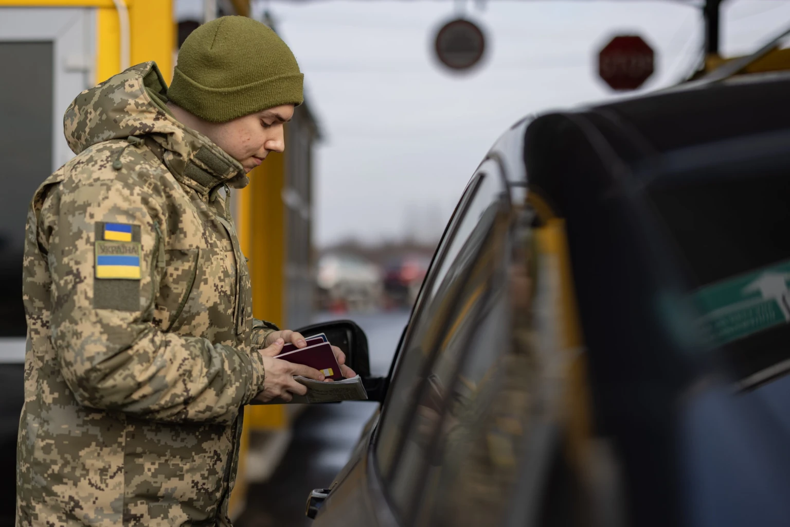 Фальшивий проїзд до Угорщини: на КПП «Лужанка» за добу викрили шістьох власників підроблених «Зелених карт»