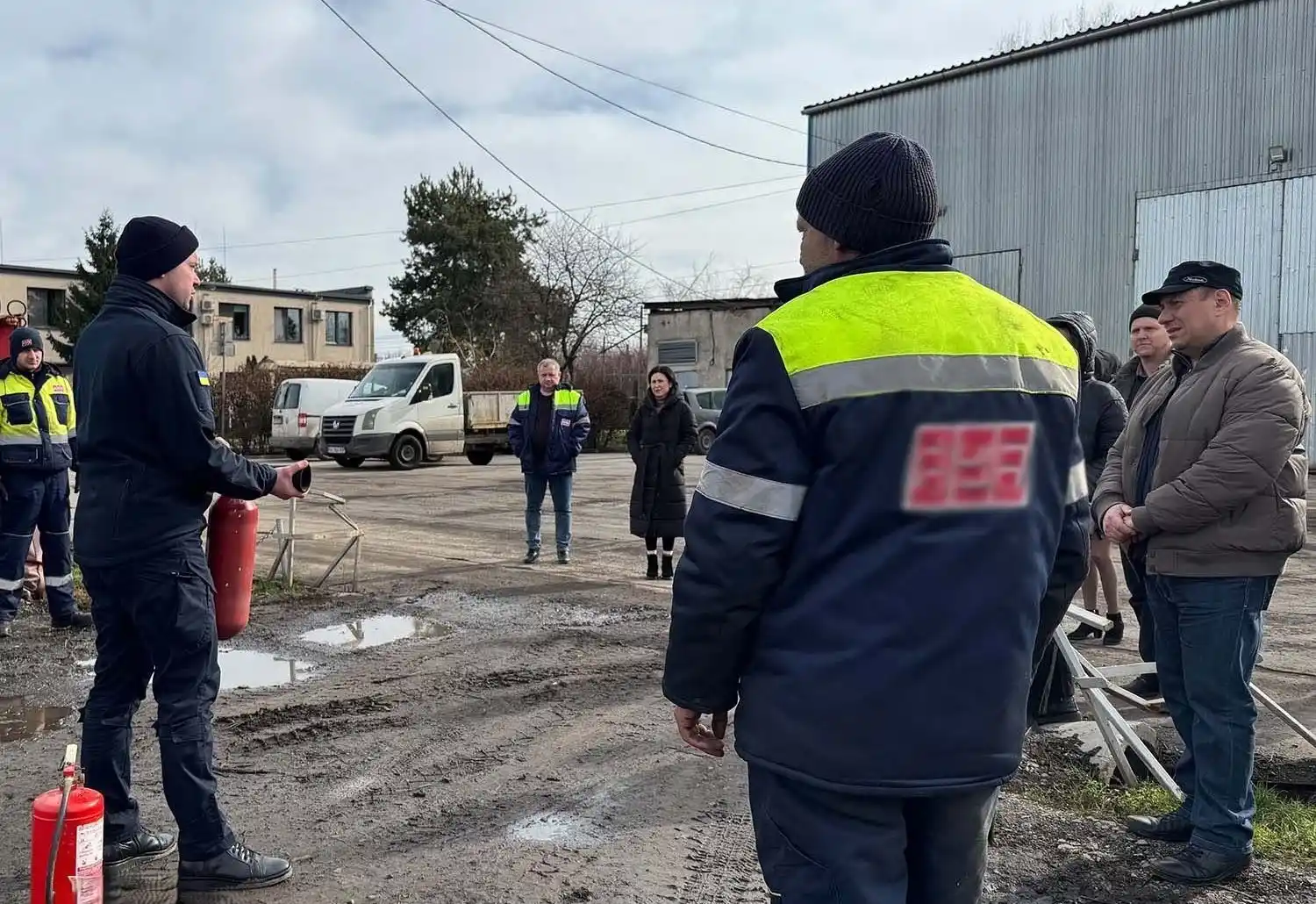У Мукачеві комунальники змінили папери на вогнегасники: як гартували культуру безпеки