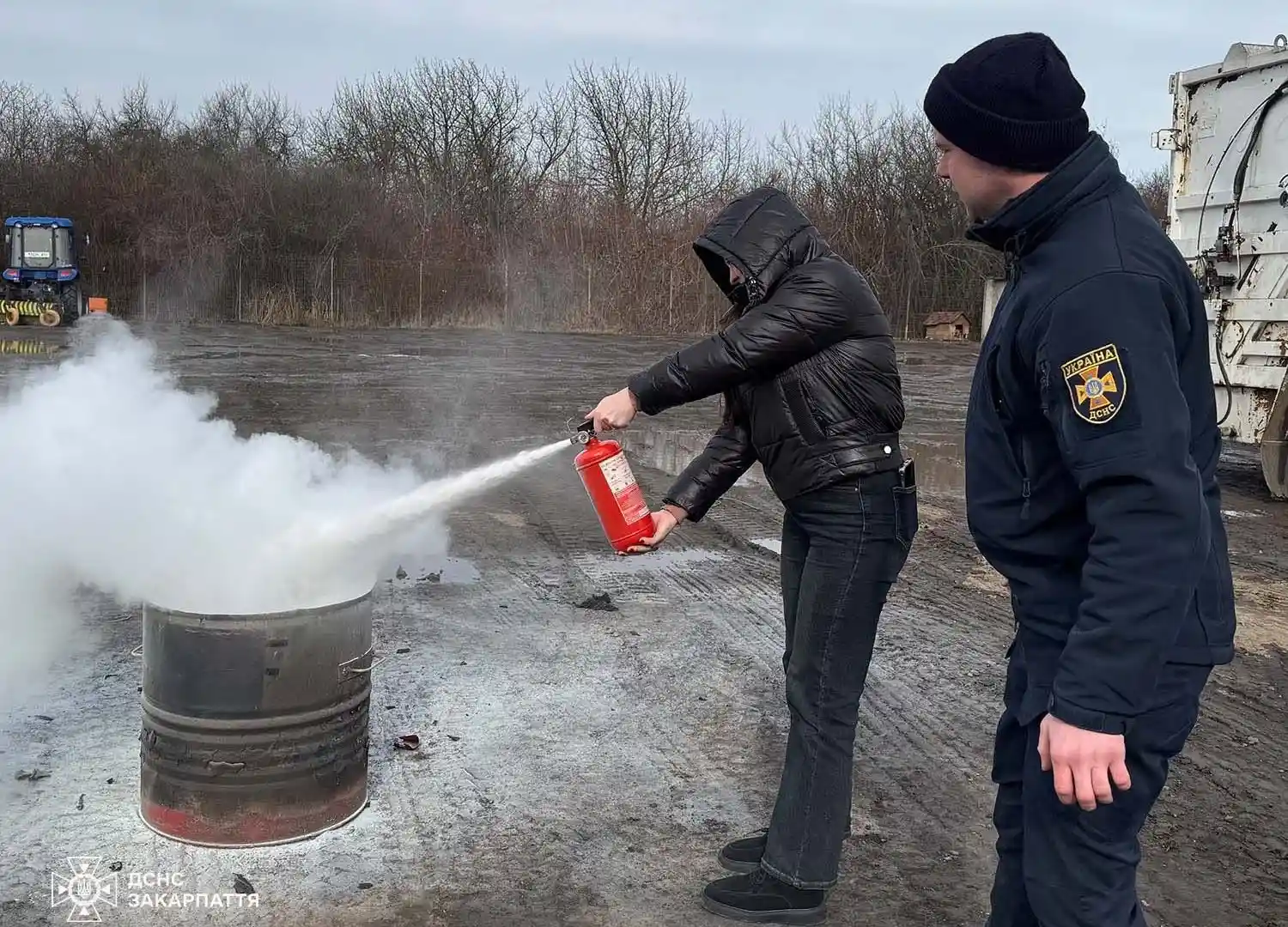 У Мукачеві комунальники змінили папери на вогнегасники: як гартували культуру безпеки