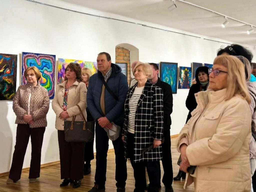 Сила кольору та рефлексії війни: в Ужгородському замку презентували проєкт трьох митців