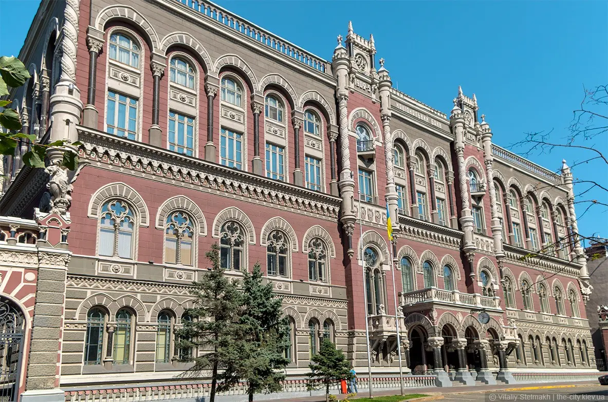 Валютні інтервенції Нацбанку: мільярд доларів за тиждень не спинив падіння гривні