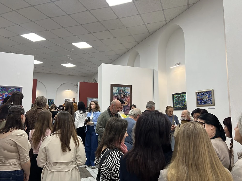 Мистецька весна в Берегові: квіти як символ відродження у галереї Na’Conxypan