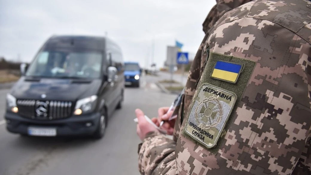Наплив транспорту з боку Польщі: прикордонники попереджають про затори
